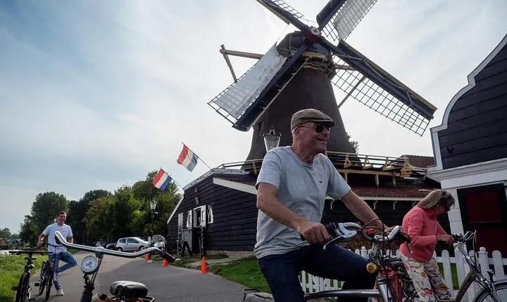 Countryside Bike Tour from Amsterdam: a Windmill and Dutch Cheese