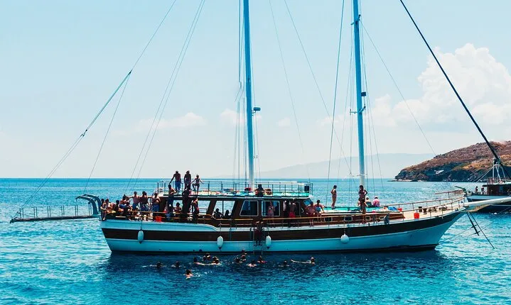Athens: Full-Day Island Hopping Cruise with Lunch and Swimming