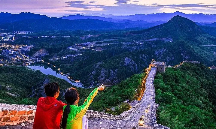 Beijing Evening Tour: Illuminated Great Wall and Gubei Water Town