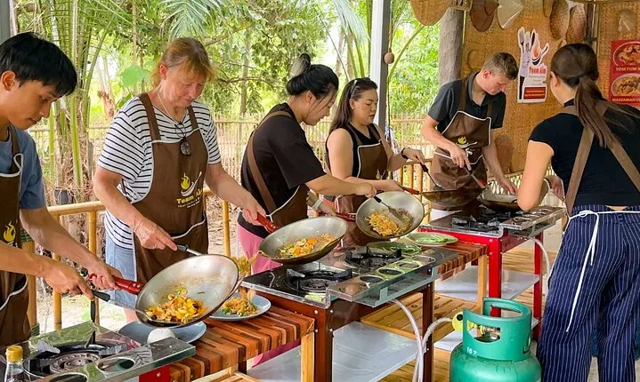 Chiang Mai: Thai Cooking Class and Elephant Sanctuary Observation