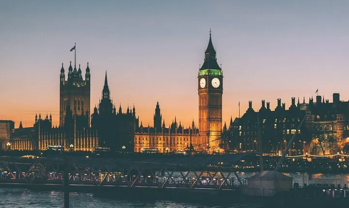 London Scavenger Hunt and Highlights Self-Guided Tour