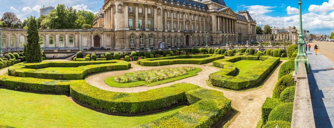 Self guided tour with interactive city game of Brussels