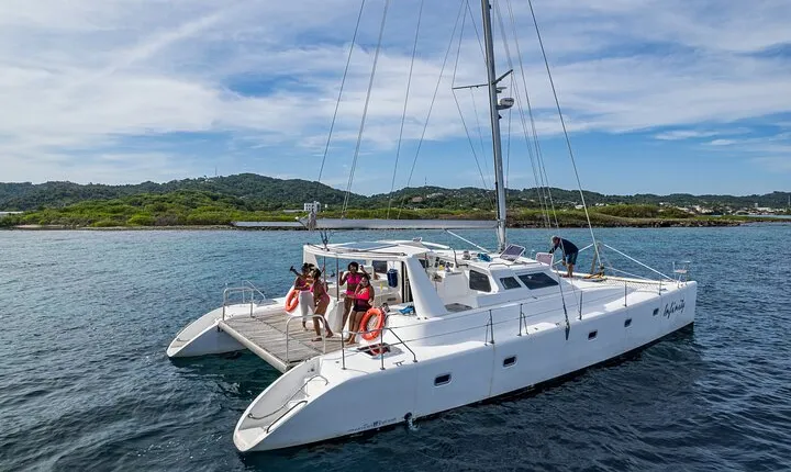 Private Catamaran Cruise around the Southshore of Roatan