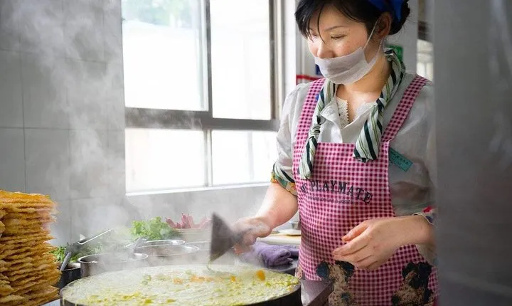 Beijing Street Breakfast Tour with Temple of Heaven and Pearl Market Visit