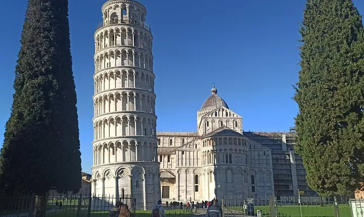 PRIVATE TRANSFER from Florence to Cinque Terre with stop in Pisa (2 hrs)