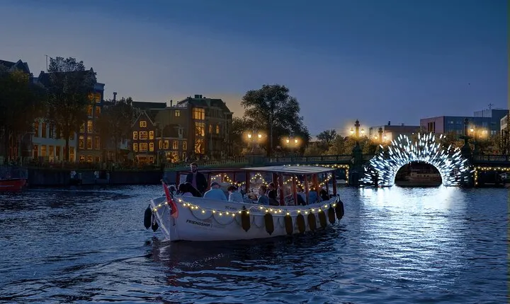 Amsterdam: Luxury Light Festival Cruise Unlimited Drinks Included