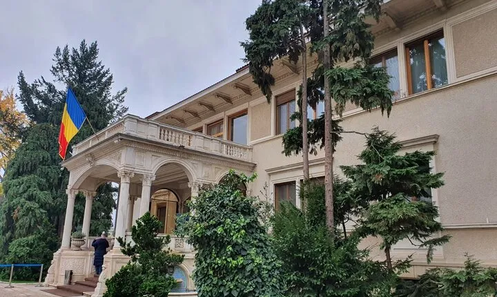 Ceausescu Residence and Dracula's Grave in Bucharest Private Tour