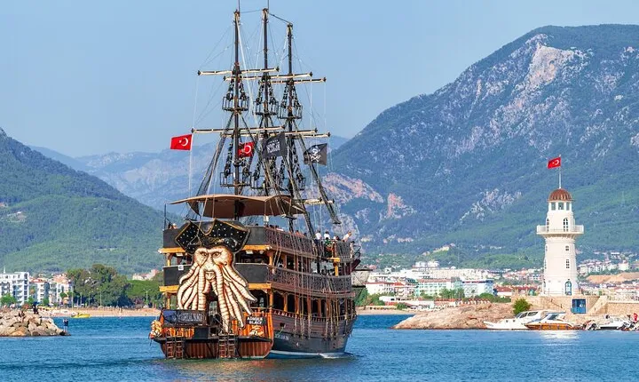 Alanya Pirate Boat with Lunch and Drinks