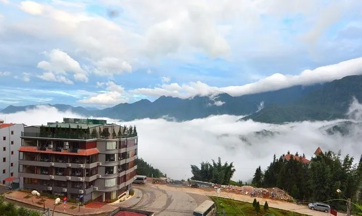 From Hanoi: 2-Day Hotel Overnight Sapa Tour by Limousine Van