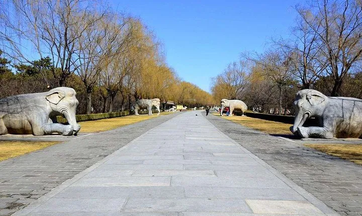 Beijing Private Layover Tour of Ming Tombs, Fragrant Hills and Qianmen Street
