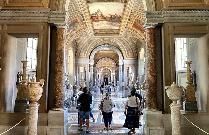 Early Morning Vatican & Exclusive Secret Room Max 6 People Group