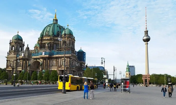 Highlights Walking Tour start Alexanderplatz Shared Guide
