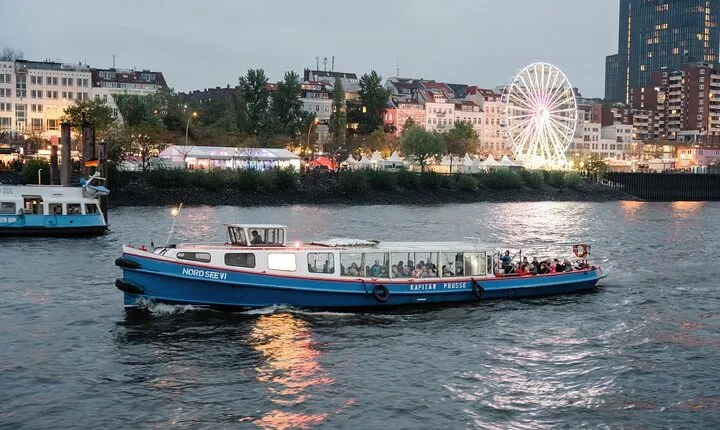 Large XXL harbor tour for 2 hours of experiencing the Elbe