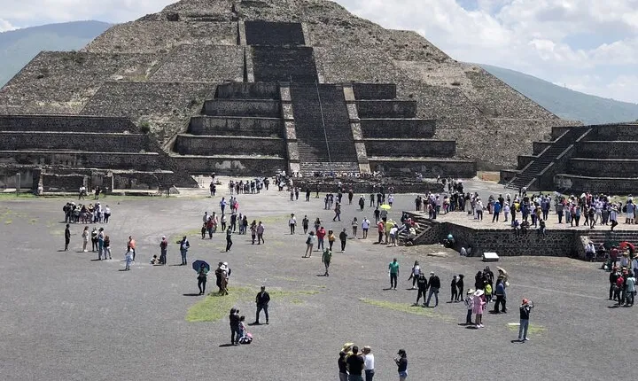 Teotihuacan Piramids and Shrine of Guadalupe without Lunch from Mexico City