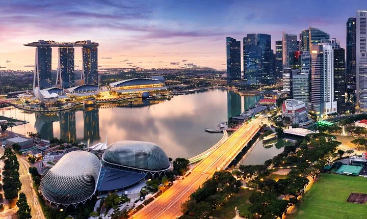 Singapore in Motion: Flyer, River and Garden