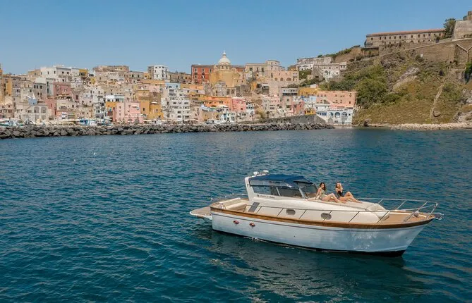 6-hour boat excursion with lunch in Procida