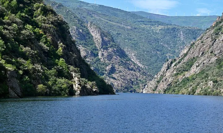 Ribeira Sacra Tour with Cruise along the Sil River and Ourense