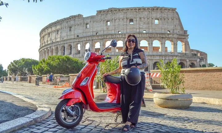 Rome Vespa tour with Pro Photographer
