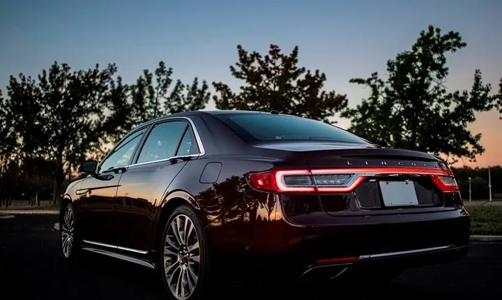 Curbside Sedan Transportation from O'Hare or Midway Airport to Downtown Chicago