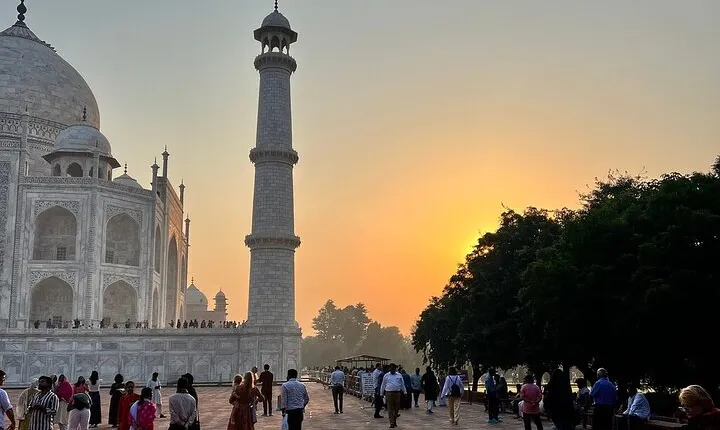 Day Tour to Tajmahal and Agra Fort from Chennai