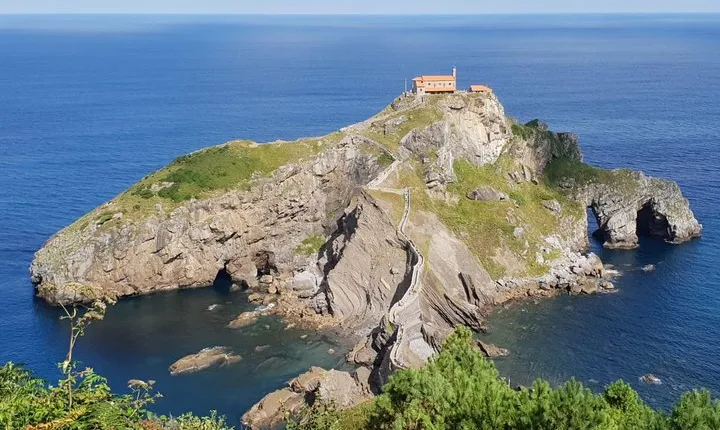 Bilbao, Guggenheim and Gaztelugatxe small group tour, lunch included