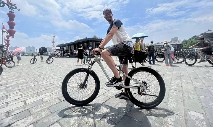 Xi'an City Wall: Guided Tour with Cycling Option