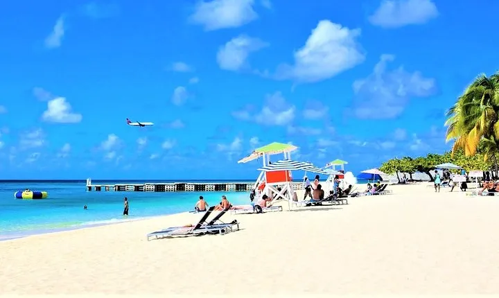 Day Trip to Doctor's Cave Beach, Margaritaville and Hip-Strip Shopping from Falmouth