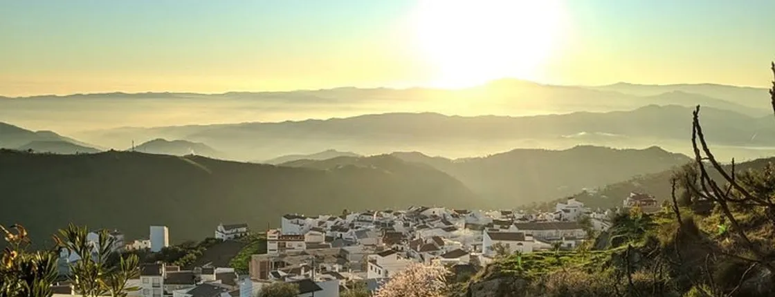 El Saltillo gorge and white village hiking tour from Málaga