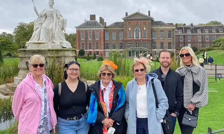 VIP Kensington Palace Gardens Tour & Royal Tea Crown Experience
