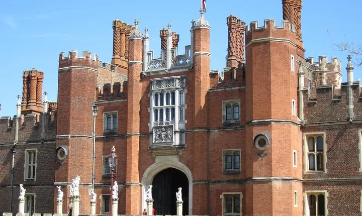 Hampton Court Palace 3hr tour: Henry VIII's & William III's intriguing Palaces