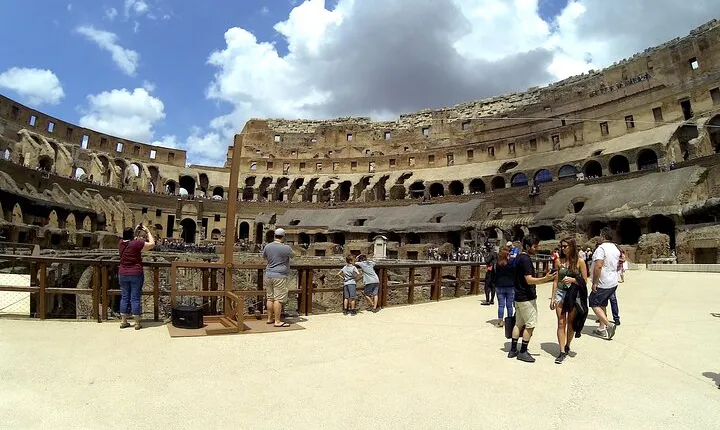 Exclusive Tour Colosseum Arena with Archaeologist & Roman Forum