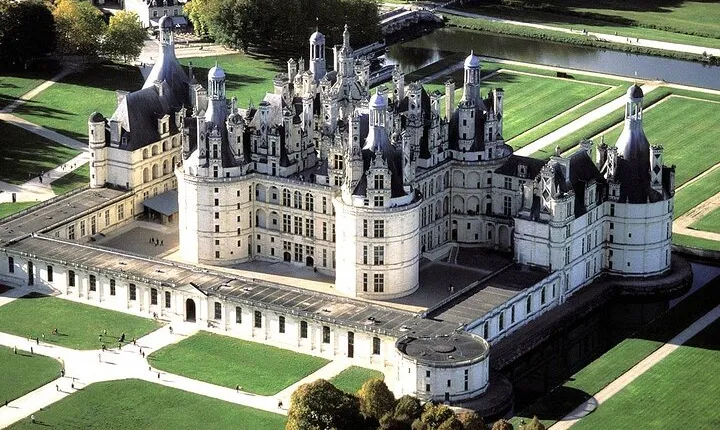 Loire Valley Castles Private Tour by Minivan from Paris