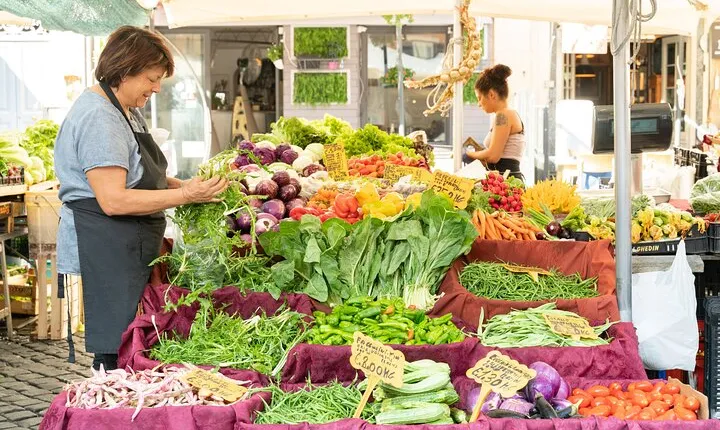 Market tour and lunch or dinner at a local's home in Pavia
