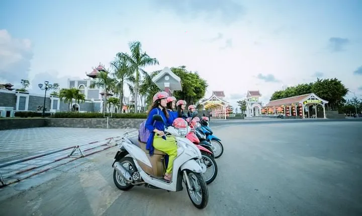 Danang Night City Tour with Aodai Lady Rider & Han River Cruise