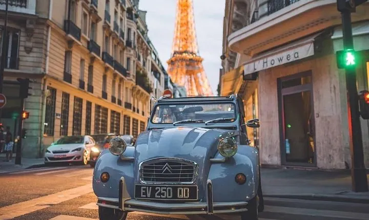 Vintage 2CV Adventure: 1-Hour Paris Highlights Tour