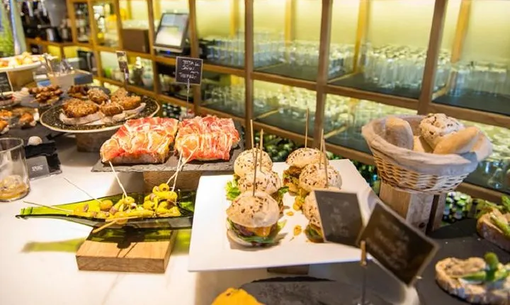 Bilbao: Gastronomic and Cultural Walking Tour with Tastings
