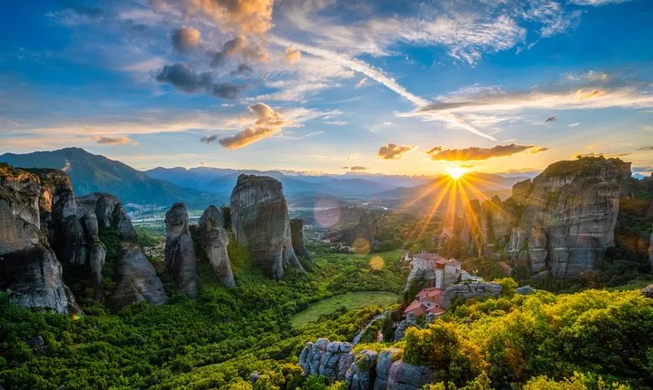 Mercedes Private Tour to Meteora - Delphi -Thermopylae