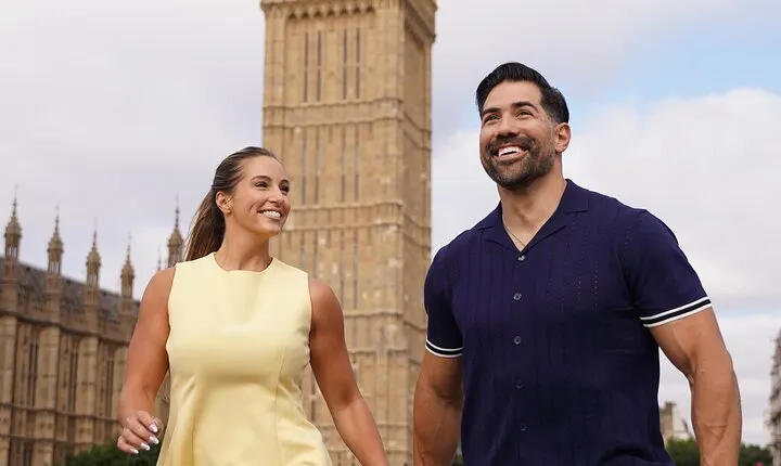 Iconic London Portraits Tour with Expert Local Photographer