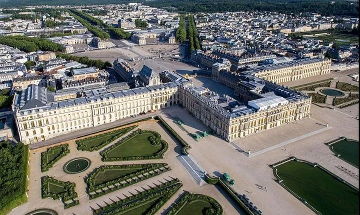Private Versailles Tour with Guide + Round Trip Transport from Paris
