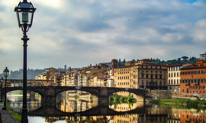 Florence 2-Hour Walking Tour with Expert Guide and Wine Window