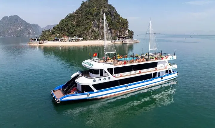 From Hanoi : Luxury Cruise 7h Halong Bay with Jacuzzi & Limousine