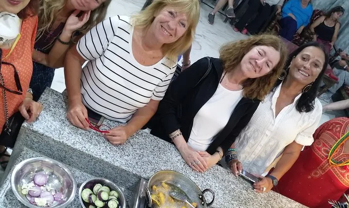 Authentic Cooking Class & Taj Mahal Tour from Delhi (All-Inclusive)