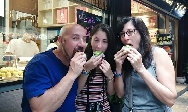 Guangzhou Night Walking and Food Tour: Led by Local Cantonese