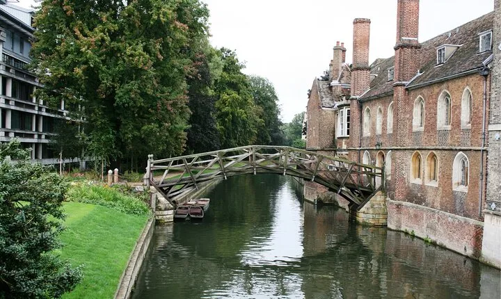 Cambridge Scavenger Hunt and Highlights Self-Guided Tour