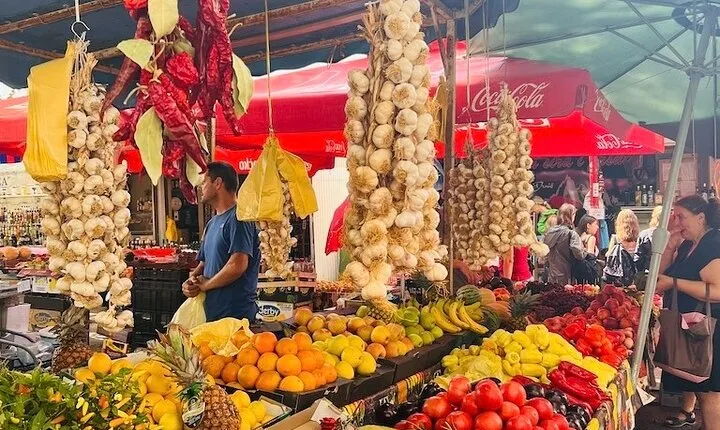 Tasteful knowledge - food walking tour and lunch