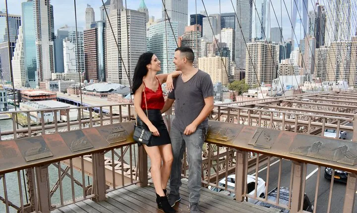 Private Brooklyn Bridge & DUMBO Photoshoot with Pro Photographer