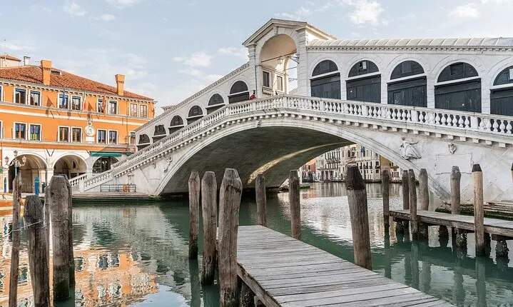 Guided Wine and Cicchetti Tour through Venice