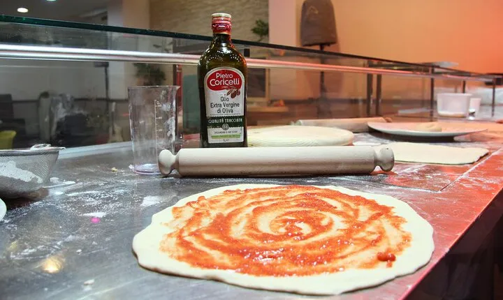 Italian Style Pizza Cooking Class with Spritz Flow in Rome