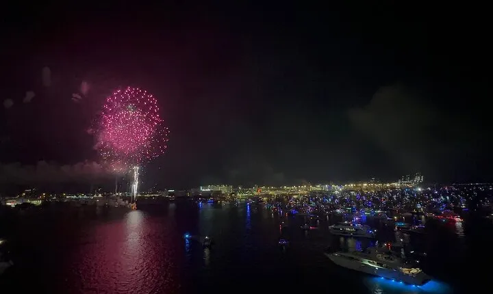 Miami: New Years Eve Fireworks on Biscayne Bay and South Beach 