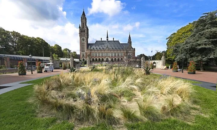 Your Own Hague. Behind The Scenes of The Royal City